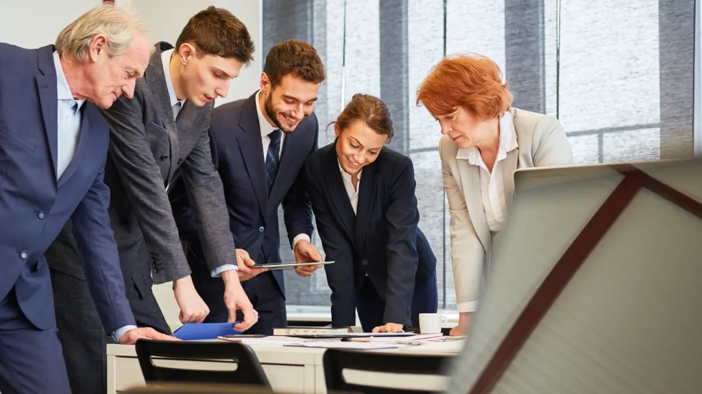 El protocolo familiar es una herramienta clave cuando se produce un cambio generacional en una empresa familiar. Su principal función es ordenar la sucesión y establecer reglas claras para la convivencia y el trabajo entre los miembros de la familia.